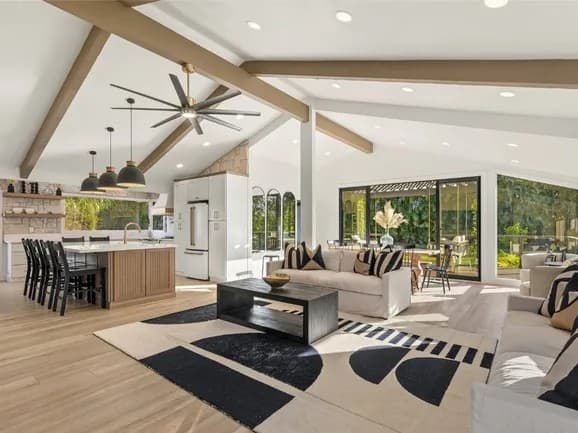 Modernized North Shore condo with updated interior